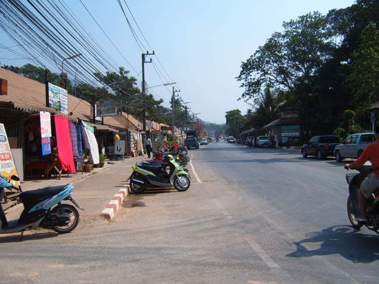 So sieht die Strasse auch auf der Westseite, ueberall gibt es Motorroller zu mieten etc...