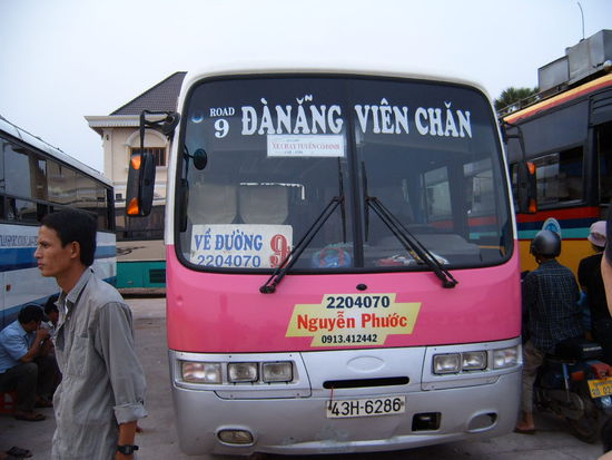 Local Bus. 
Es gibt keine Alternative an Bussen  nach Vietnam, von Vientiane aus. Man muesste sonst fliegen...