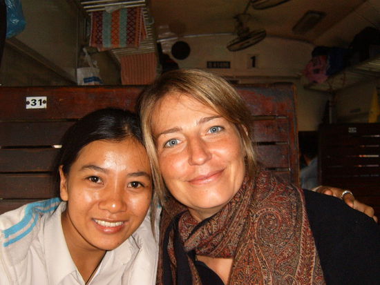 Nygen und ich im Zug. 3. Klasse Holzbaenke. 10 h. Ich schlafe trotzdem gut.