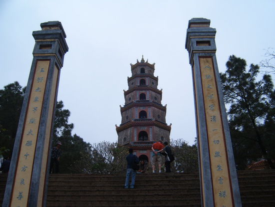 Ich verzichte auf die Namen der Tempel und Grabstaetten. Es wird sonst zu viel des Guten im Internet Cafe . Um die Bilder hochzuladen brauche ich schon eine Stunde.