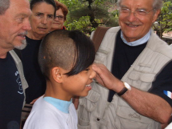 Ich weiss nicht warum alle um den Kleinen herumstanden. Ich fand seine Frisur toll.