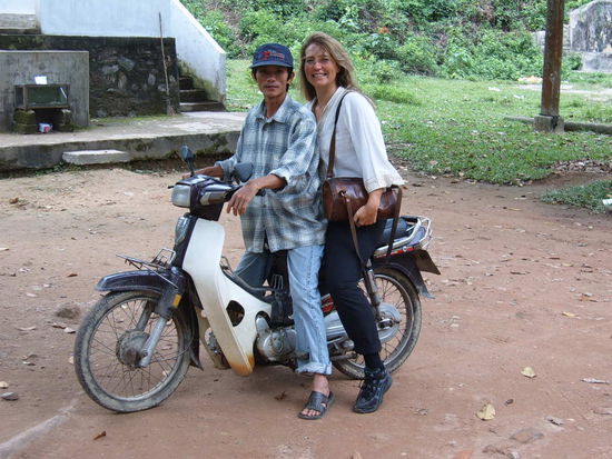 Motorradtaxi, sie bringen uns zu den Graebern und Tempeln.