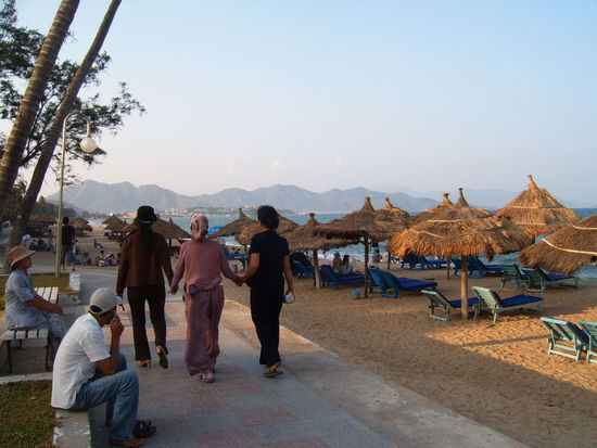 Stadtstrand, abends kommen die Einheimischen an den Strand um zu entspannen und zu baden.
