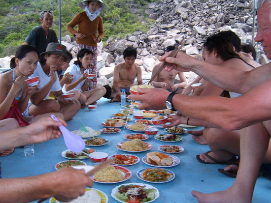 Essen auf dem Boot. Wir sind eine internationale Truppe. Viele sind aus Australien.