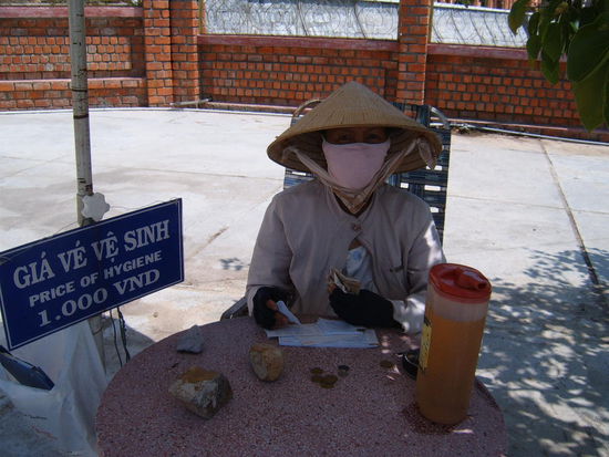 Wer sagt, dass Deutschland buerokratisch ist, war noch nicht in Vietnam: Hier gibts Tickets fuer die TOILETTE, dass stellt alles in den Schatten!!!