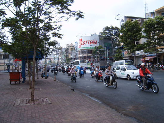 Typische Strasse in HCM City. Obwohl Sonntag ist, herrscht viel Verkehr. In der Woche soll es total voll sein auf den Strassen.