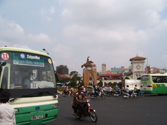 Im Hintergrund die Markthalle