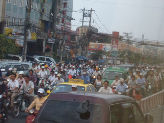 So viele Mopeds wie in Saigon habe ich noch nie gesehen. Montag morgens in Saigon, man faehrt zum Job...