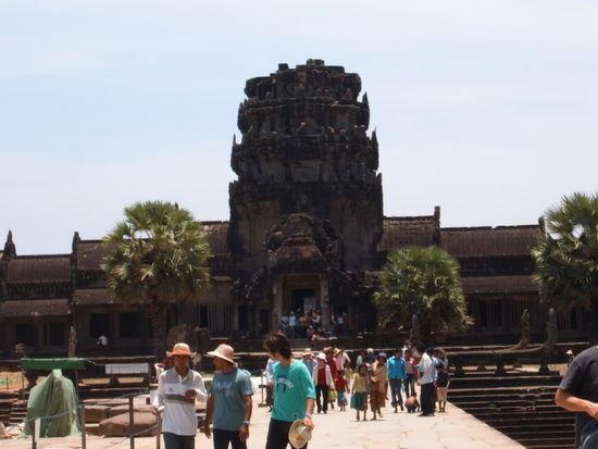 Eingang von Angkor Wat. Angkor Wat ist nur einer von vielen Tempeln in dieser Gegend.