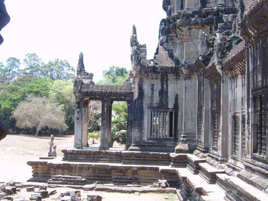 Angkor Wat ist Shiva gewidmet worden und wurde aus Sandstein und Laterit erbaut. Man schaetzt die Bauzeit auf 30 Jahre. Das ist hinsichtlich der Details, der Groesse,der vielen Relief etc., wenig.