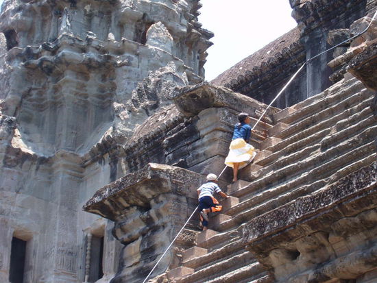 Steile Treppen fuehren nach oben, ich versuche es auch. Bei ca. 40C ist das sehr schweisstreiben. An Tina: ja die Treppen sind noch steiler als in Bangan. Ich erinnere mich was du ueber die Kinder hier gesagt hattest....