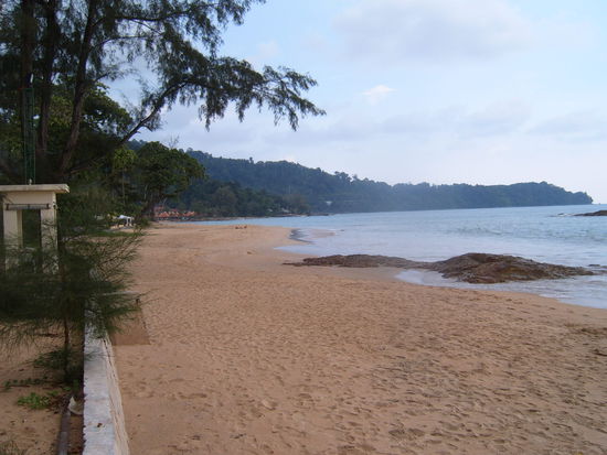 Kaoh Lak, vom Tsunami beschaedigte Dinge sieht man fast nicht mehr. Geblieben sind einige Baeume, die etwas mitgenommen aussehn und an denen Bilder der dort Verstorbenen angepinnt sind. Ich unterhalte mich aber mit vielen Einheimischen ueber den Tag. Viele haben ihre Lieben verloren, z.B. starben viele der Angestellten der Ressorts direkt am Strand. Es hat mich sehr beruehrt und die ersten Tage fuehlte ich mich sehr melancholisch.