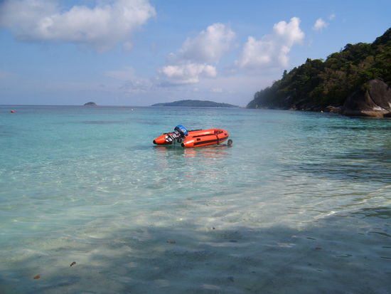 nein dass ist nicht das Speedboot... unser Schlauchboot, was mich zu den Straenden bringt