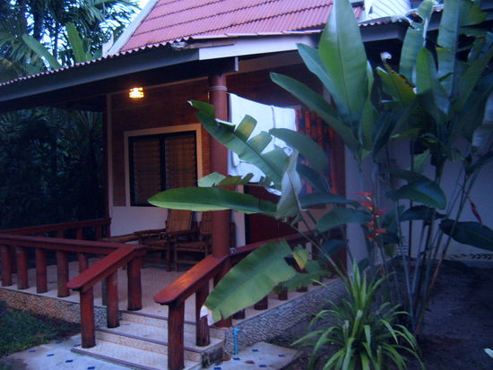 Mein Bungalow hinter dem Seafood Restaurant. Nebensaison und ich zahle nur noch 9 Euro pro Nacht.