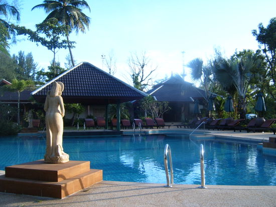 Hierhin gehe ich gern tagsueber. Nicht schlecht oder? Ich esse hier, daher darf ich auch die Anlage benutzen. Es sind ausserdem nicht mehr viele Gaeste da.