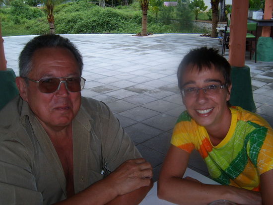 Herbert und Anett, meine Kartenpartner fuer mehr als eine Woche. Wir zocken jeden Tag. Bald sind wir nur noch zu dritt unterwegs... wir hatten viel Spass vor allem wenn es einen Platzregen gab...