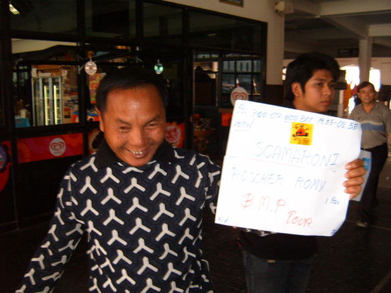 Thais lieben Hunde, leider laufen viel zu viele herrenlos umher. Seit neuerer Zeit sollen sie angeblich auch gegessen werden. Ankunft in Chang Mai. Ich habe ueber TAT gebucht und werde abgeholt. Leider ist mein Guesthouse nicht ganz wie ich es mir vorgestellt habe. Die Zimmer sind ohne Fenster nach draussen. Laut durch viele junge und betrunkene Englaender. Naja aber ein Pool und da man eh fast nur draussen ist, bleib ich hier. Besser ist jedoch man schaut sich vor Ort um.