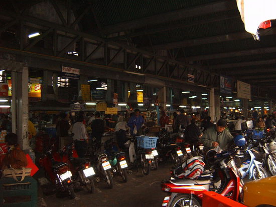 Morgendlicher Markt. Chang Mai ist eine Metropole fuer Maerkte. Seit Tagen suche ich nun nach dem ueberall bekannten Nachtmarkt. Ich finde viele viele andere Shoppingmeilen aber da bin ich noch nicht angekommen. Es gibt viel zu viel was man nicht braucht.