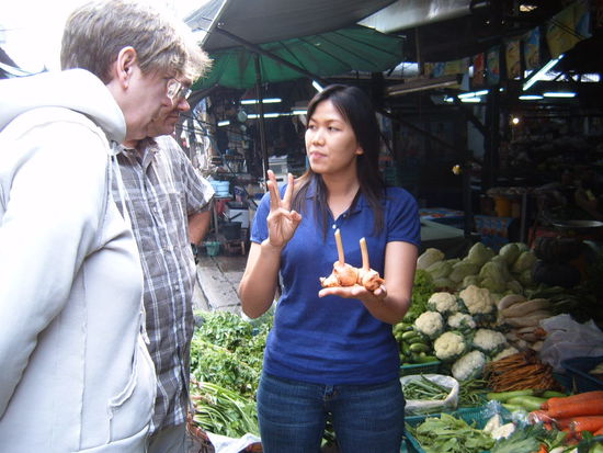 Kochkurs: Erklaerung der Kraeuter und Wurzeln, die wir benoetigen. Hans & Heidi aus Hamburg sind auch dabei.