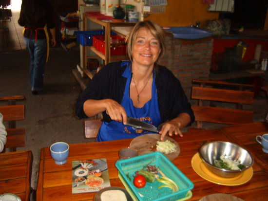 Mein erster Salat, schmeckt spaeter wirklich super. Danach gibt es noch viel mehr. Wir essen natuerlich nur ein bisschen von allem. Aber dennoch sind wir pappsatt am Nachmittag.