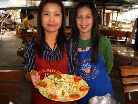 Mein Salat, echt gut. Ich buche einen weiteren Kurs in einer anderen Schule, die ebenfalls klasse ist. Jetzt werde ich mich auch in Deutschland an die Kraeuter u.a. heranwagen und selbst kochen.