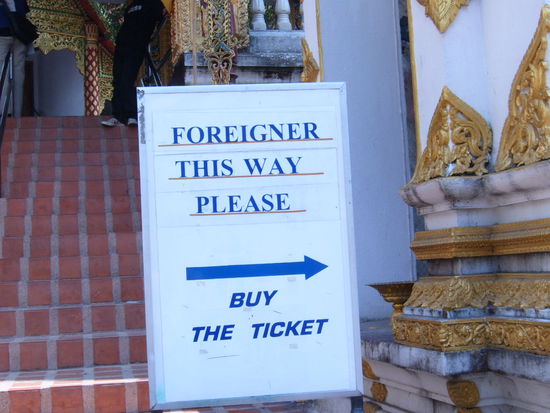 Ohne Kommentar, immer haeufiger werden von den Farangs ueberteuerte Eintritte verlangt. Teils das 10fache. Befremdlich. Das muesste man mal in Deutschland machen....