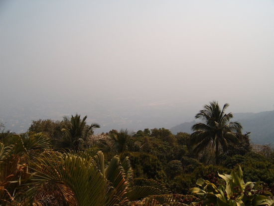 Verschmutzter Blick ins Tal nach Chang Mai... Smog ueber der Stadt