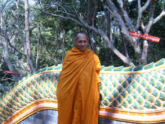 Ein Moench. Sonst ist die Bevoelkerung sehr modern. Die Kinder sitzen in ihrer Freizeit vorm PC und spielen / was sonst??