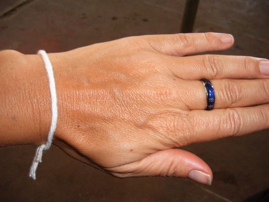 Ich habe mir von einem Priester ein Gluechsbaendchen geben lassen, welches abfallen muss. Das kann bis zu einem Jahr dauern. Thailaender stehen auf Glueck / hier im Tempel gibt es Lotterie und es geht zu wie auf dem Jahrmarkt. Nicht gerade heilig..