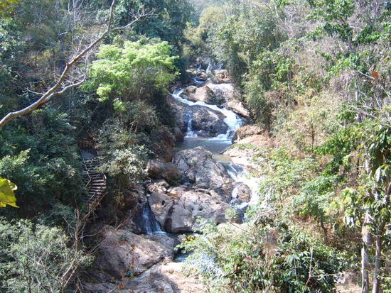 Weiter gehts in den Nationalpark mit Wasserfall. Eintritt fuer Auslaender 400 Bath - fuer Thais 40 Bath. Man bedenke, dass auch Thais, die in diese Gegenden fahren, oft nicht arm sind....ich finde diese immer haeufiger vorzufindende Verteuerung fuer Auslaender teils abschreckend. Normalerweise zahlen die Auslaender sowieso oft das Doppelte des Thaipreises. Aber gleich das Zehnfache???