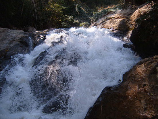 Ich bin froh, dass ich mir ein weiteres Mal ein Moped geliehen habe, dadurch bin ich unabhaenig und kann mir ganz in Ruhe, das anschauen,was mich interessiert. Ohne Horden von anderen Touristen, die hier meistens in grossen Gruppen trekken gehen o.a. Wasserfaelle sind am Mittag herrlich erfrischend.