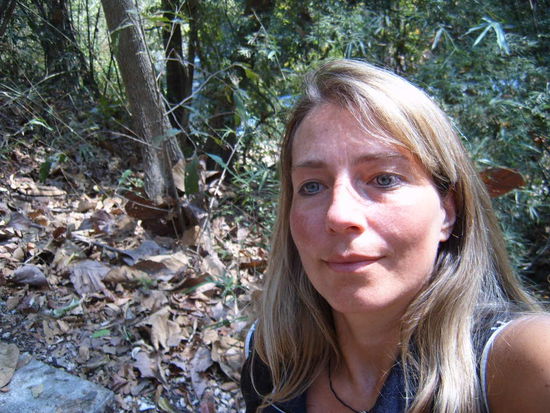 Etwas bloede, wenn ich mich immer allein fotografieren muss. Ich bin auf jeden Fall durch den Aufstieg ziemlich ausser Atem. Bin ca. 1h nur steil berauf gegangen. Ein Franzose - einer der ca. 5 Auslaender hier, kommt mir spaeter total verschwitzt entgegen. Damit hatte er wohl auch nicht gerechnet