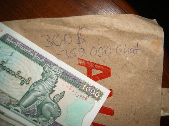 Kyat ist die Waehrung in Burma. 300 US Dollar sind auf dem Schwarzmarkt 369.000 Kyat. Da kann man sich vorstellen wie viele Scheine wir staendig zaehlen mussten. Vor allem in stillen heimlichen Ecken wg. des Schwarztausches  Das Geld mussten wir in Buendeln lagern.