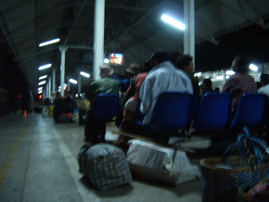 Yangoon Hauptbahnhof. Wir wollen weiter nach Mandalay. Alles ist ziemlich alt . Die Zuege und die Gebaeude. Wir erwarten nicht viel von den Zuegen, wenn wir auch Upper Class fahren fuer 30 Dollar.
