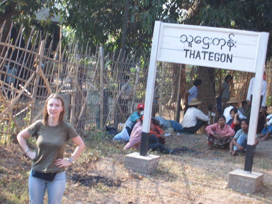 Toll, der Kompressor ist ausgefallen. Wir warten in der Hitze seit 5 h auf eine Lock die uns abschleppt. Ein Zugbegleiter o.a. hilft uns fuer die nicht eingeplante Nacht etwas Essbares zu finden. Spaeter laesst er uns sogar noch ein Abendbrot und ein Fruehstueck bringen mit einem Brief / " Dear Friends... something to eat for you..." Die freundlichen Menschen hier, ist das was uns wohl wieder nach Burma fuehren wird. Auf keinen Fall kommen wir wieder wegen der Transportmittel 