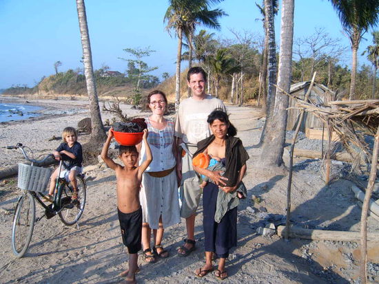 In Chaungtha im Shwe Hin Tha Ressort treffe ich nette Leute, wie Andrea, Thomas und den kleinen Aaron, der mit seinen 3 Jahren  alles so prima mitmacht. Die Doll's schenken der Familie am Magyidaw Beach Kleidung, die sehr, sehr grossen Anklang findet. Das war eine gute Idee von dir , Andrea!!