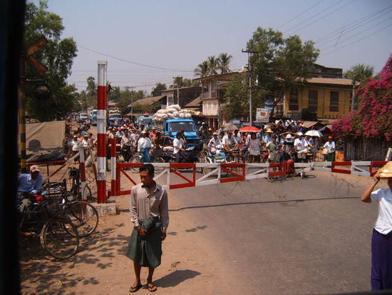 Ein Bahnuebergang an dem die Leute bestimmt 30min gewartet haben, denn unser Zug fuhr einmal daran vorbei, dann wieder zurueck und wieder vorbei.... Hatte wohl mit dem Rangieren der Lok zu tun. Auf jeden Fall fand ich das bemerkenswert.