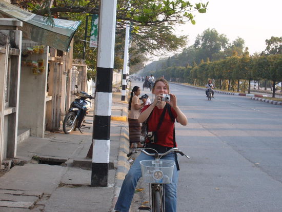 Wir leihen uns am 1. Tag in Mandalay ein Fahrrad. Dauernd hat meins einen Platten! Aber kein Problem. Es gibt Stellen, da flicken sie dir den Reifen in 10 min. Dahin gehe ich dann auch. Dennoch spaeter geht die Luft wieder raus. Der Reifen ist schon x-mal geflickt.Wir umrunden den Palast. Das dauert seine Zeit.