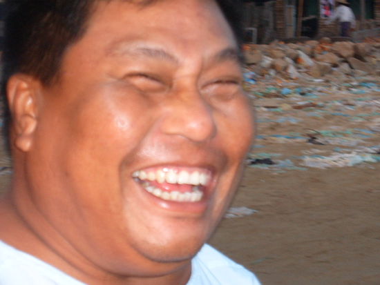 Selten sieht man derart weisse Zaehne, die Burmesen kauen naemlich Betelnuss und haben daher rote Zaehne. Ausserdem wird dauernd gespuckt und mehr... was ich nicht gern sagen mag..