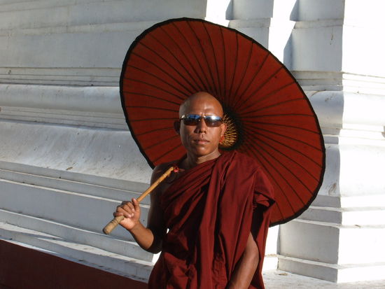 Nun... diesen Moench - Ottama, traf ich in Yangoon in der beruehmten Shwedagon Pagode, die ich noch zeigen werde. Er ist Moench seit er 4 Jahre alt ist und kommt von der Kueste. Er zeigte mir viele schoene Dinge und wir verstaendigten uns mit Haenden und Fuessen, da sein Englisch nur durch TV-Schauen erlernt war. Da ich bereits fuer die Fahrt zum Strand 2 Tickets hatte, sagte ich ihm, dass er mitkommen koenne, weil Tina noch krank ist. Eigentlich dachte ich nicht, dass er mich richtig versteht. Ich war um so mehr ueberrascht als er am naechsten Morgen um 4 Uhr am Busbahnhof stand. Er kann im Kloster schlafen. Ich bin ganz aufgeregt. Alles ist so anders hier und dann noch mit einem Moench in Begleitung. Alle geht gut.