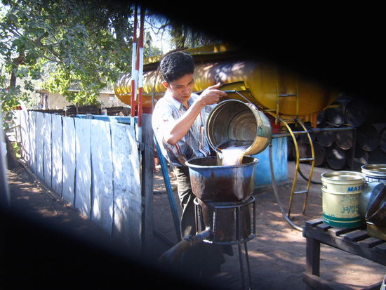 Tankstelle. Der Bus zum Beach wird betankt.