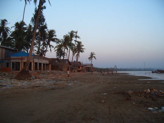 Fischerdorf. Leider liegt auch hier der Muell ueberall herum. Die Menschen leben damit. Es scheint fast, als bemerkten sie das gar nicht.