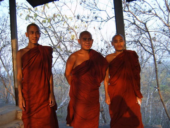 Auf dem Mandalay Hill treffen wir wieder sehr wissbegierige Moenche. Alle wollen Ihr Englisch ausprobieren. Manche sprechen gut und deutlich. Oft haben sie Probleme mit den fuer sie ungewohnten Lauten.