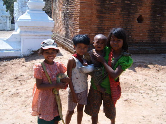 Es gibt natuerlich viele Kinder, die nach Geld und auch nach sonstigen Dingen fragen. Das ist regelmaessig ein Problem fuer das Gewissen.