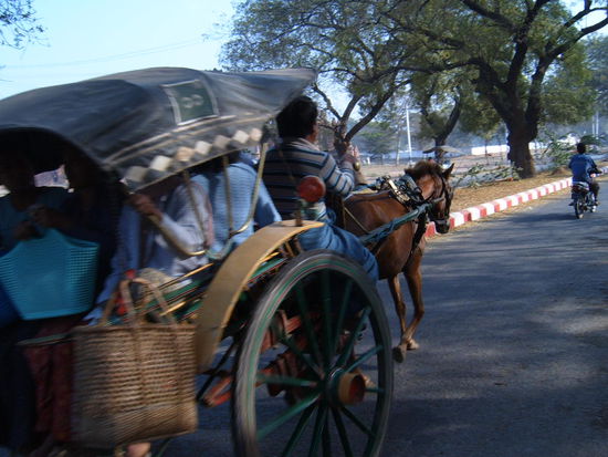 Bagan. Hier sind Pferdekutschen ueblich.