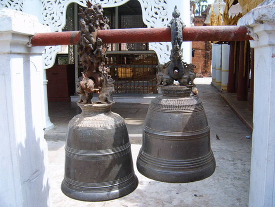 Diese Glocken stehen in jedem Tempel. Man schlaegt sie 3x.