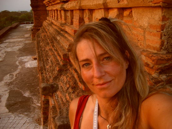 ich geniesse den Sonnenuntergang und bin vom Herumfahren total eingestaubt.