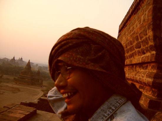 Ein Tag mit Nine Nine unterwegs. Morgens zum Sonnenaufgang ist es sehr kalt. Er macht sich mein Tuch um den Kopf. Spaeter hat er sich tatsaechlich erkaeltet. Tueckiges Wetter. Tags ist es bruetend heiss.