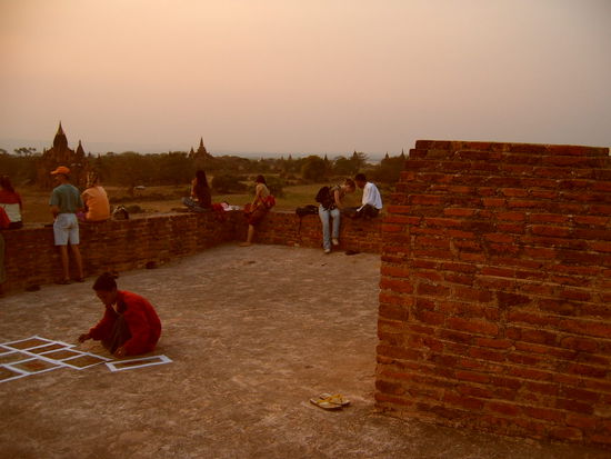 Haendler auf und vor den Tempeln stoeren oft die Atmosphaere. Denn ein Nein ist nicht genug. Leider nicht so schoen.