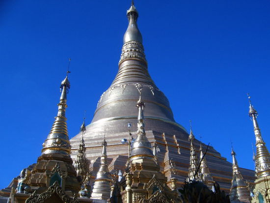 die beruehmte Shwedagonpagode. 61 kg Gold liegen da auf dem Dach. Viele Diamanten saeumen die Spitze. Unglaublich. Wirklich beeindruckend.